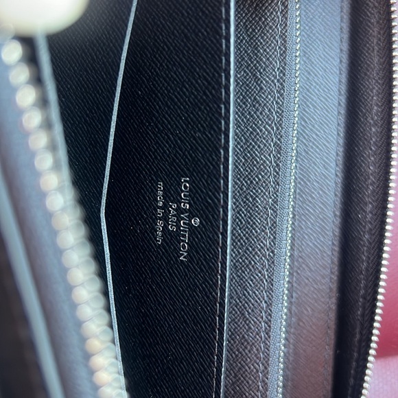 Men’s Louis Vuitton wallet - Picture 2 of 5